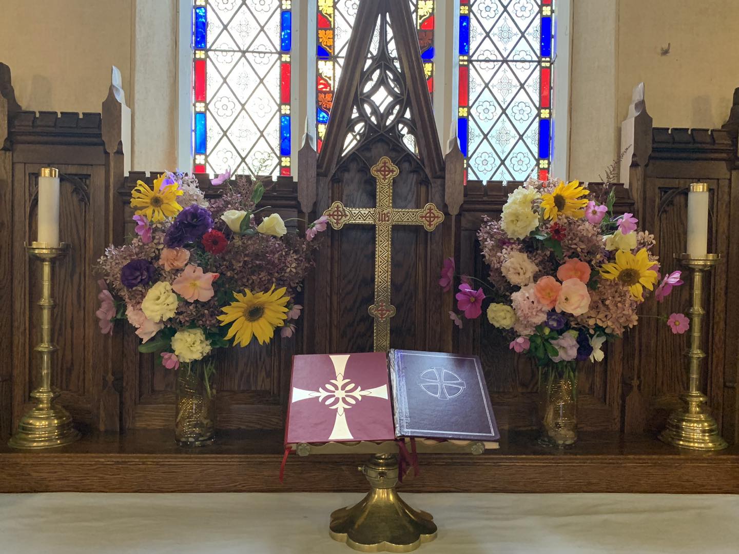 Morning prayer services were held on Sunday, October 6th at St. Luke's and St. Mark's and were led by Clair MacInnis and assisted by Lyda Miller. St. Luke's altar flowers were from the Bremner's garden and included hydrangea, zinnias, sunflowers, cosmos, roses, astilbie and seven different coloured lisianthus. The garden flowers are coming to an end so this will probably be the last altar bouquets from the garden. Thank you for all the wonderful comments online and in-person this year regarding the flowers.